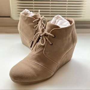 TOMS Desert Wedge in Taupe Suede